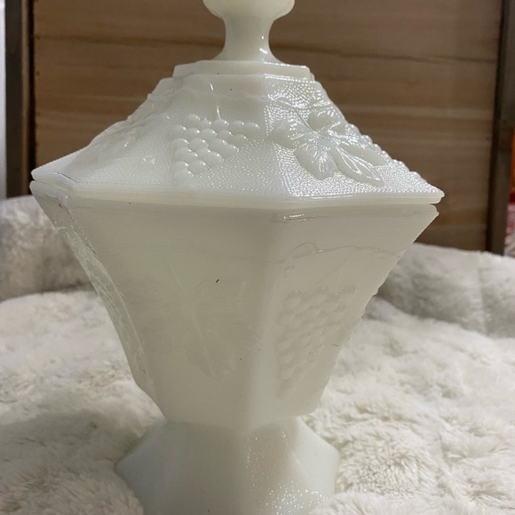 Milk glass retro dish with lid - Picture 3 of 3